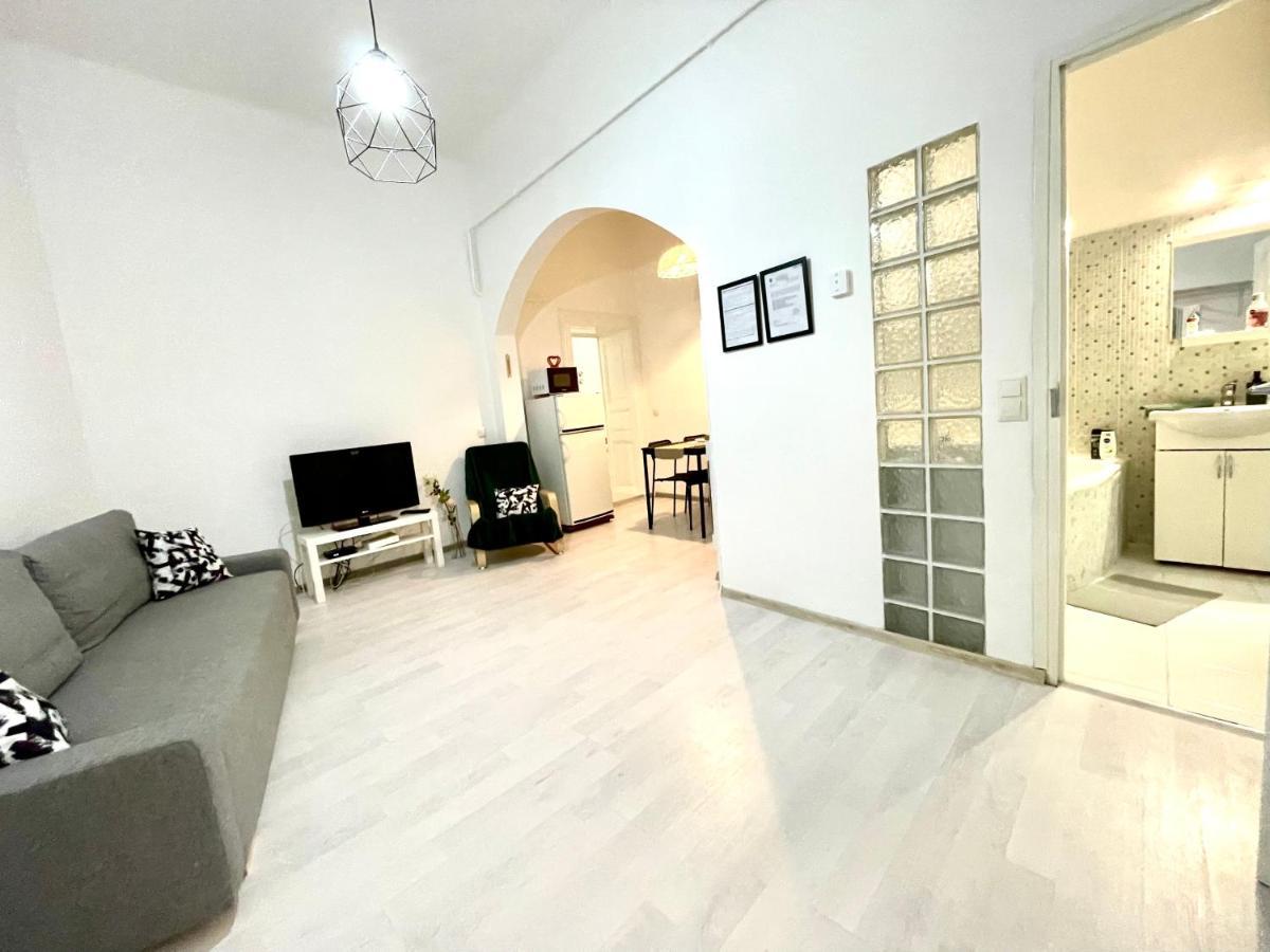 Apartment White Near The Famous New York Cafe