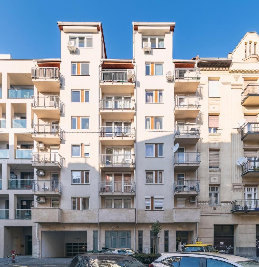 Red Velvet Apartment *