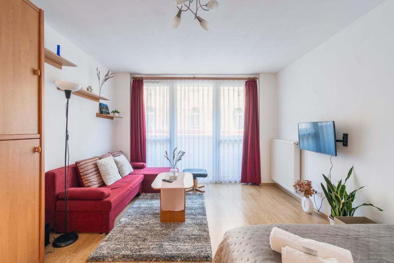 Red Velvet Apartment *