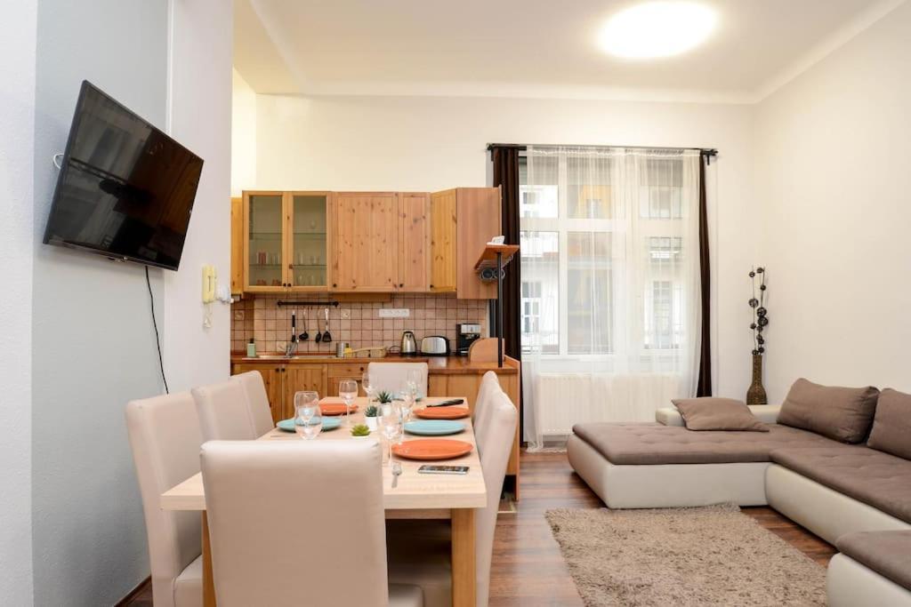 Famous Kiraly Street At Large 3br 10ppl @ Apartmán *
