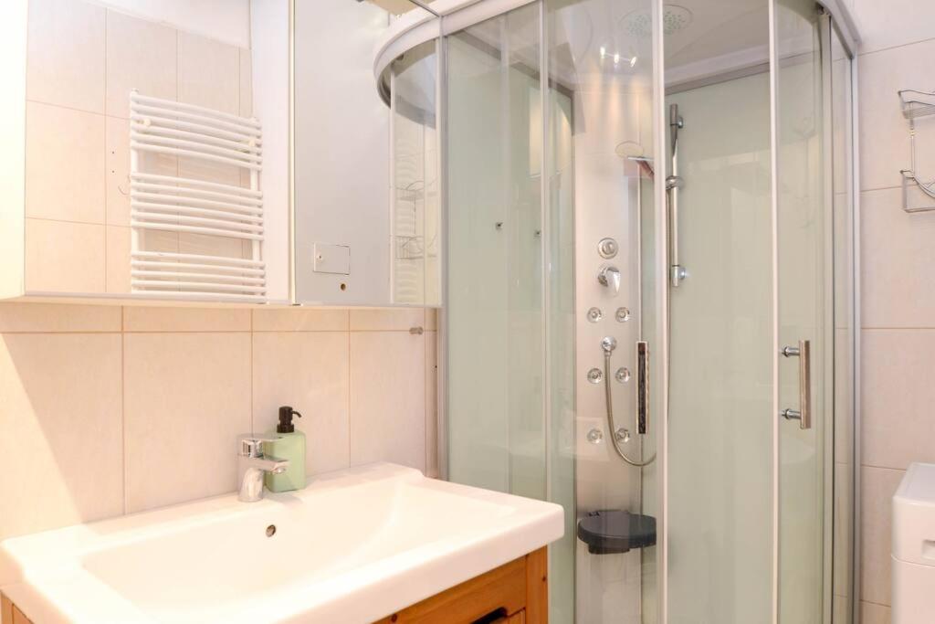 Famous Kiraly Street At Large 3br 10ppl @ Apartment Budapest