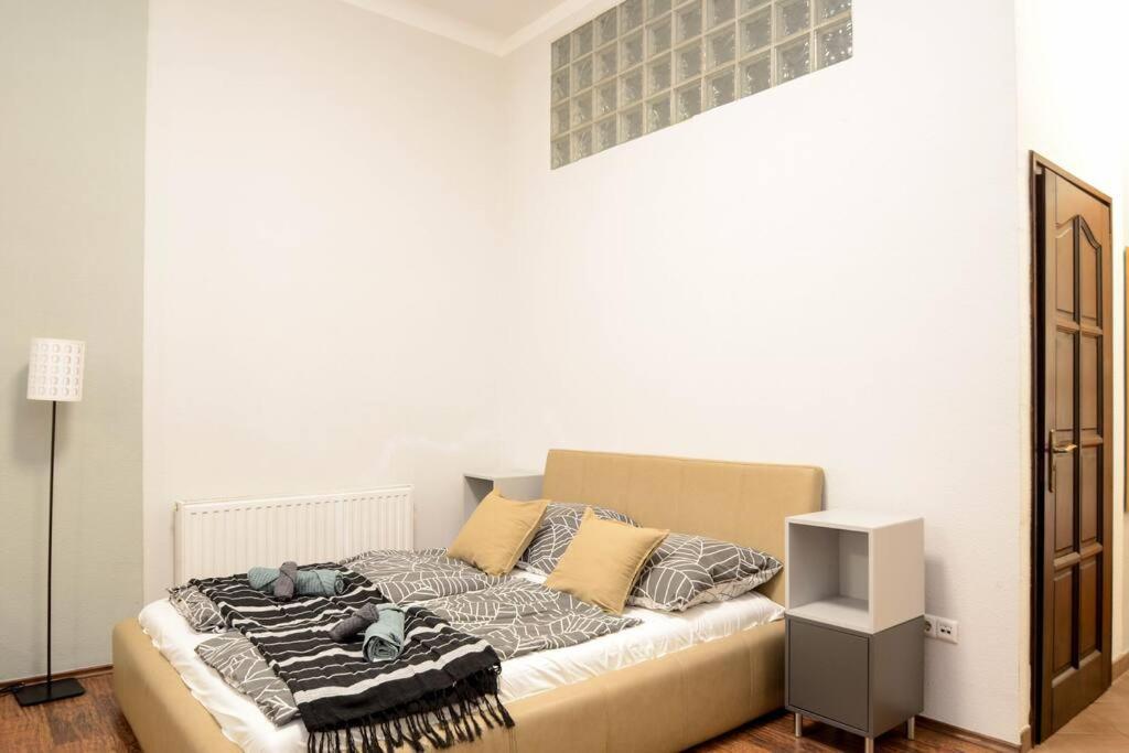 Famous Kiraly Street At Large 3br 10ppl @ *