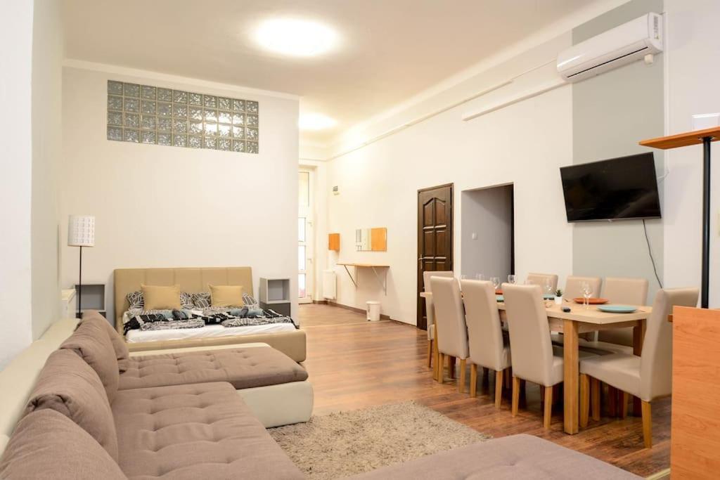 Famous Kiraly Street At Large 3br 10ppl @ Apartmán