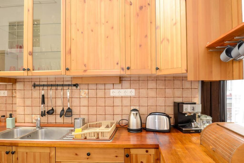 Famous Kiraly Street At Large 3br 10ppl @ *