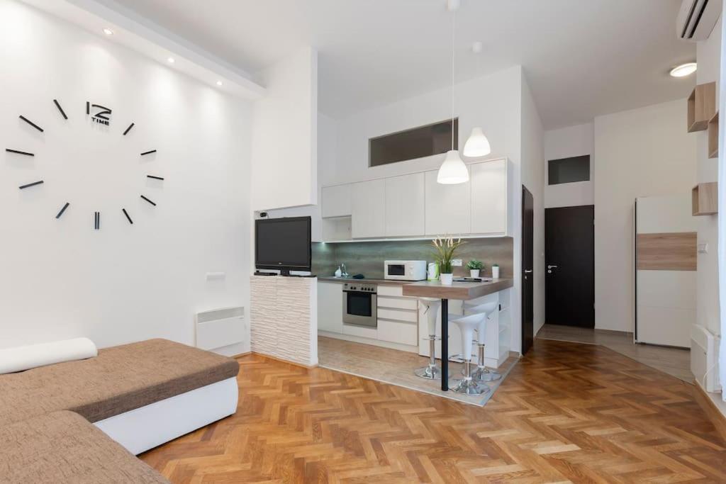 Szent Istvan Ter 4 Next To Basilica A 1 Bedroom Appartamento *