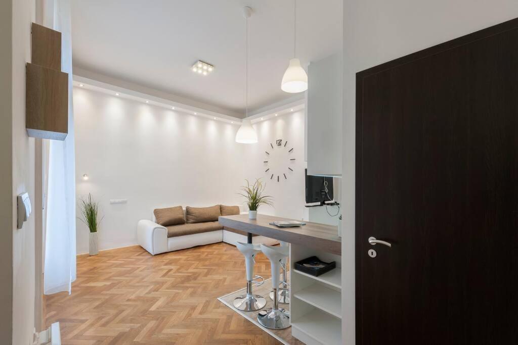 Szent Istvan Ter 4 Next To Basilica A 1 Bedroom Budapest