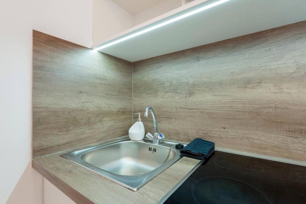Szent Istvan Ter 4 Next To Basilica A 1 Bedroom * Budapest
