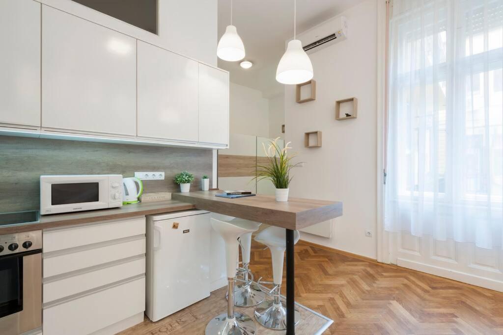 Szent Istvan Ter 4 Next To Basilica A 1 Bedroom *