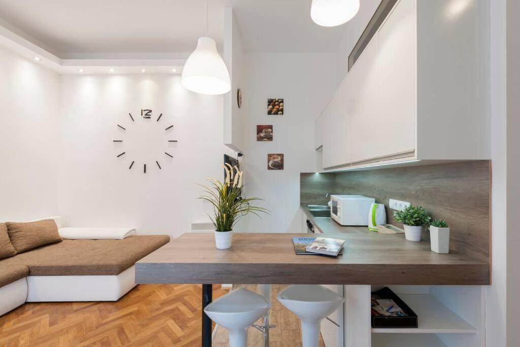 Szent Istvan Ter 4 Next To Basilica A 1 Bedroom Appartamento