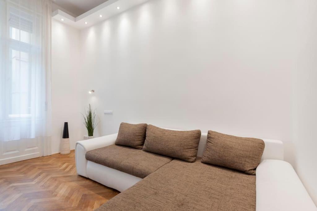 Szent Istvan Ter 4 Next To Basilica A 1 Bedroom