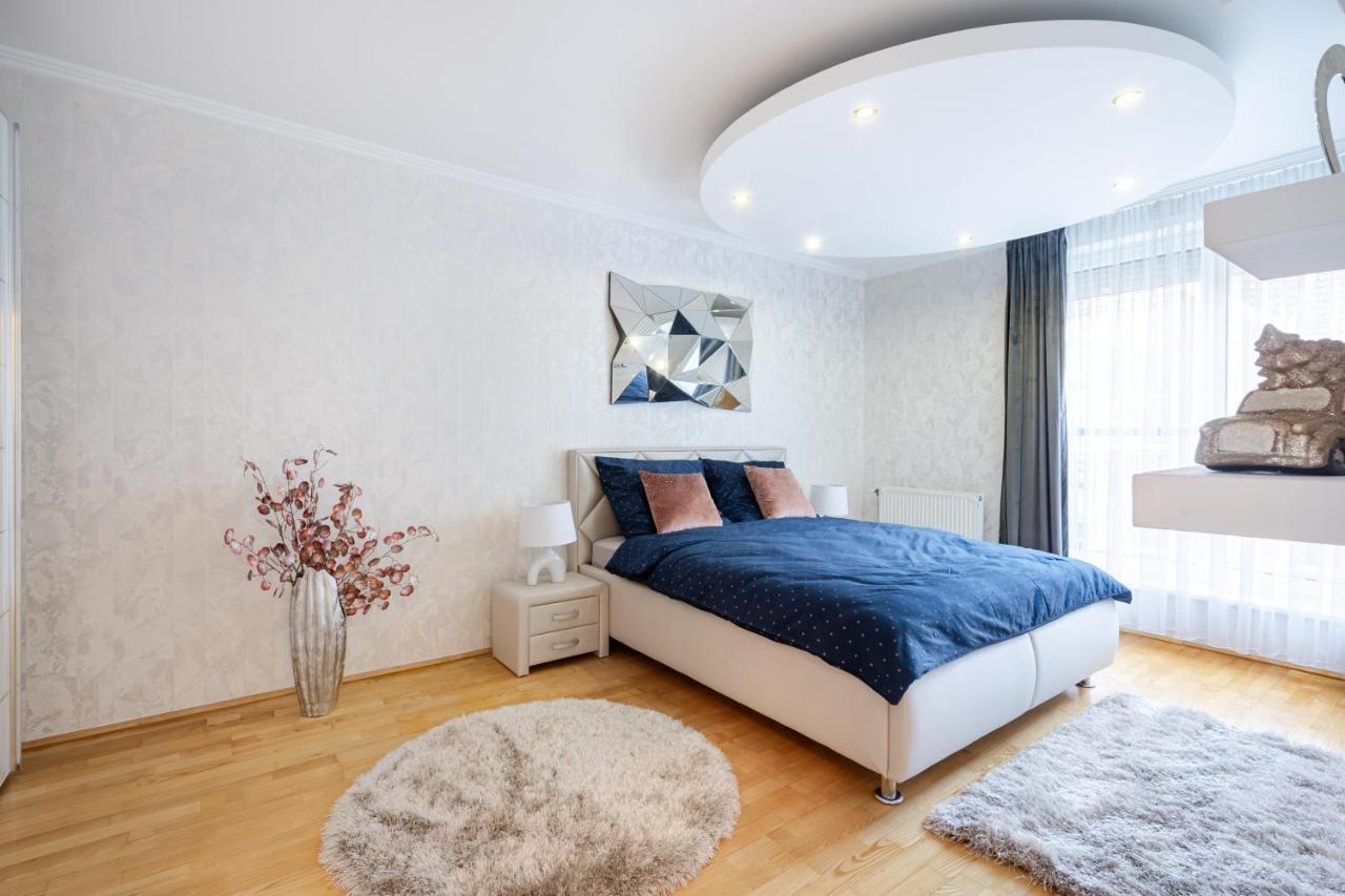 Beautiful Three Bedrooms With Free Parking Close To The Danube Coast Apartment
