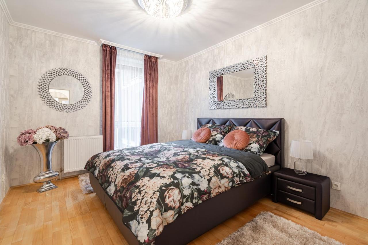 Apartment Beautiful Three Bedrooms With Free Parking Close To The Danube Coast *