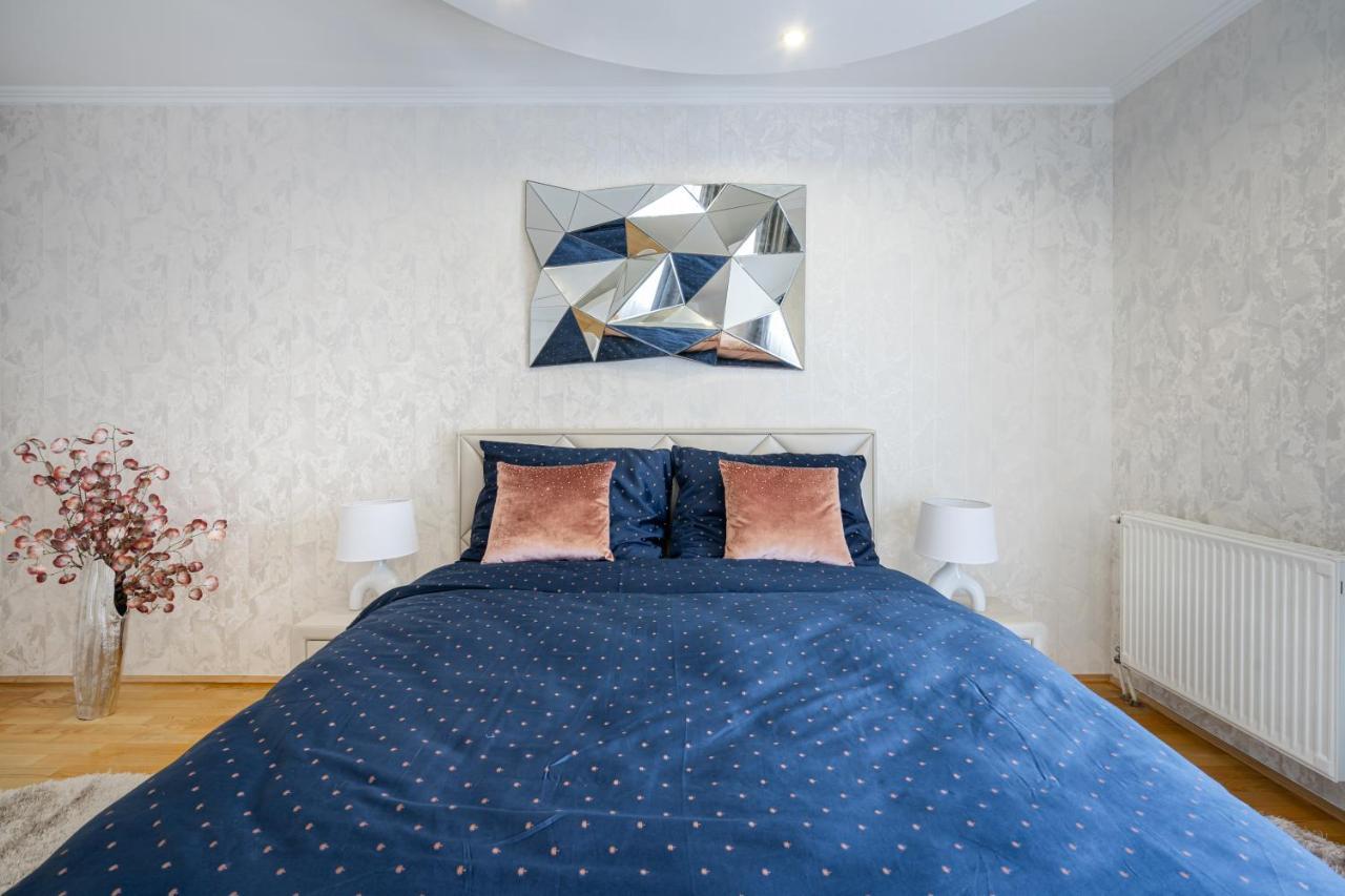 Apartment Beautiful Three Bedrooms With Free Parking Close To The Danube Coast *