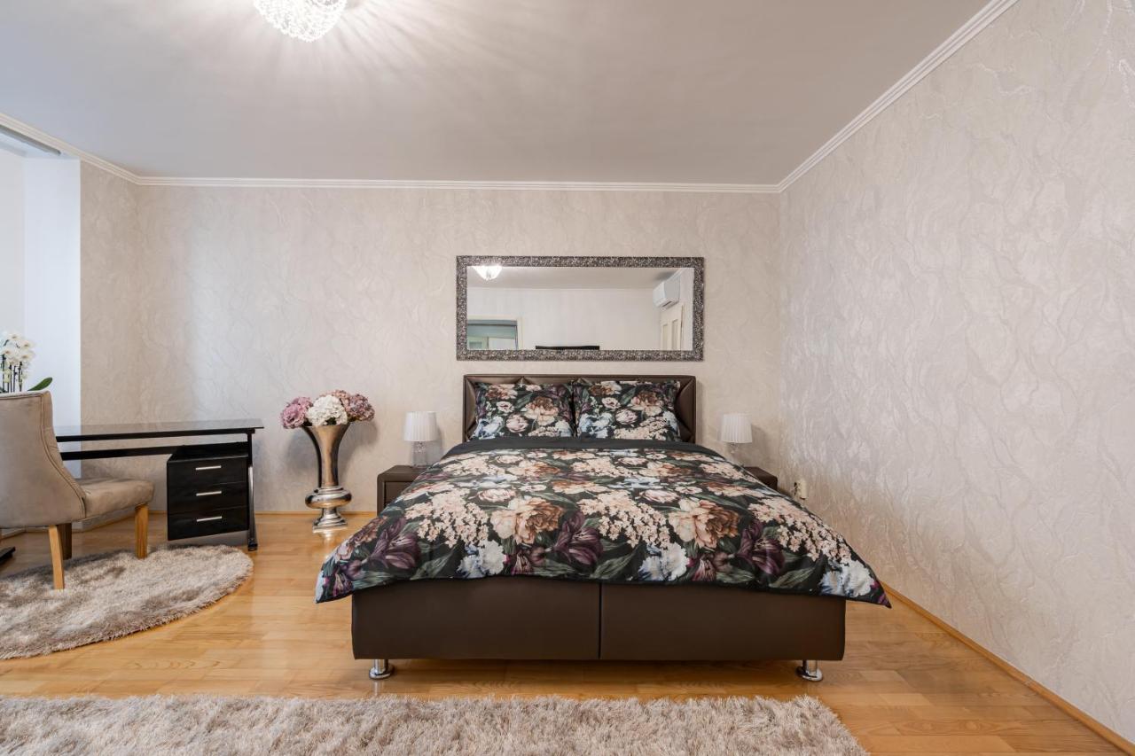 Apartment Beautiful Three Bedrooms With Free Parking Close To The Danube Coast