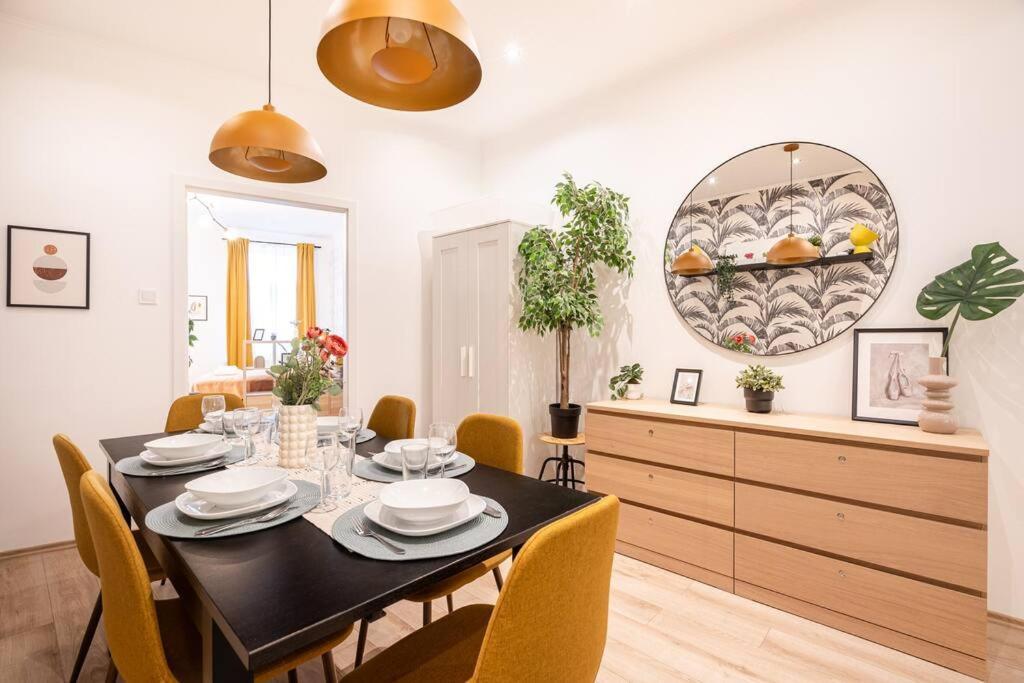 Warm Elegance Retreat : 75 M2 Comfort Near New York Cafe Apartamento Budapest