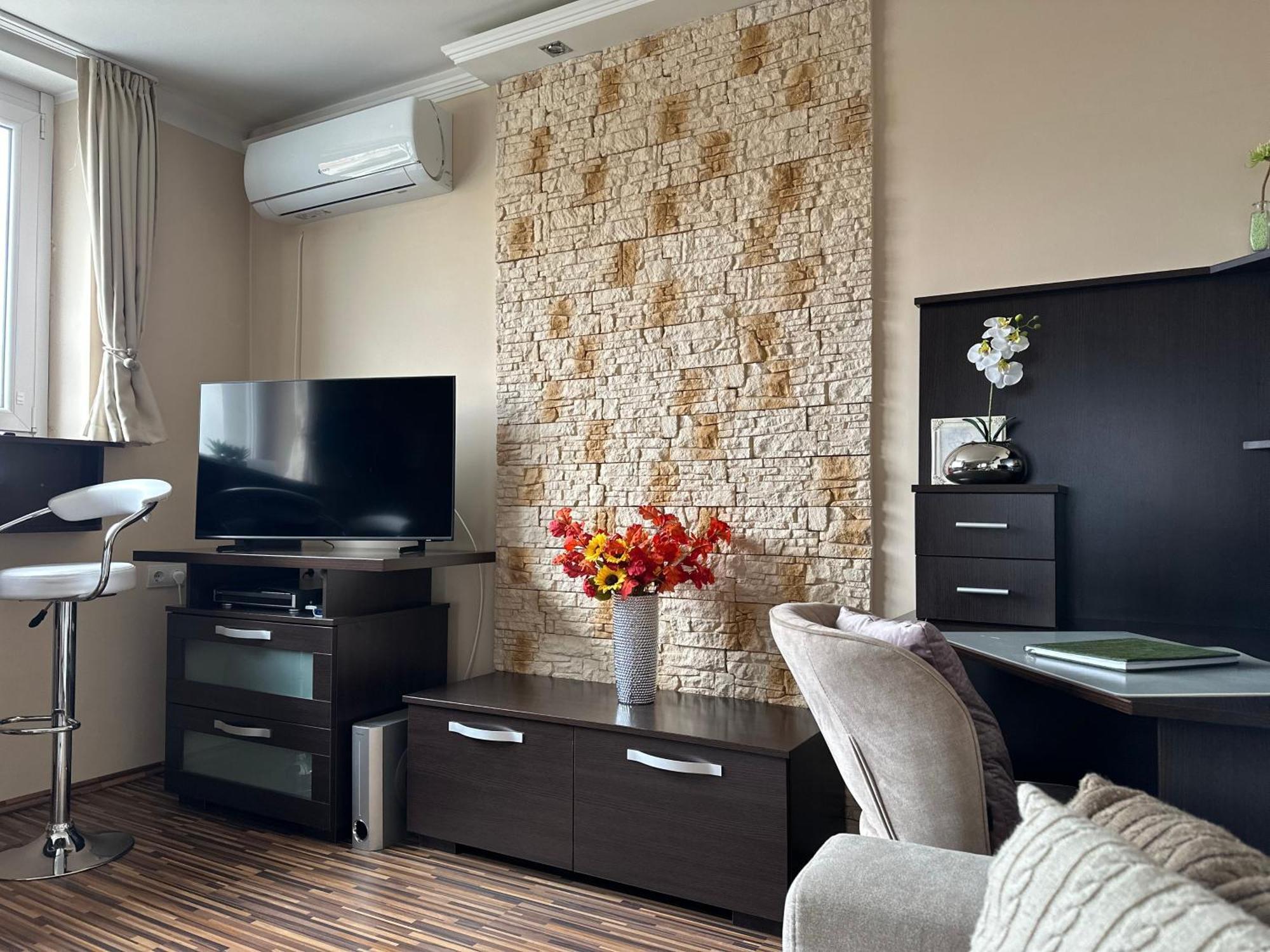 Apartment On Gellert Hill Downtown With Free Garage & Castle View Budapest