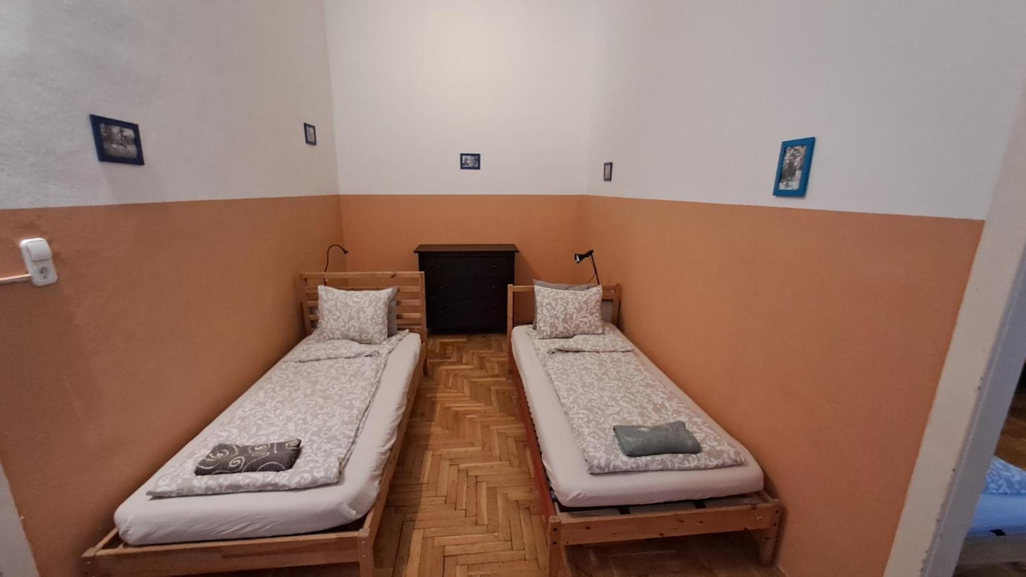 Pal'S Hostel And Apartments *