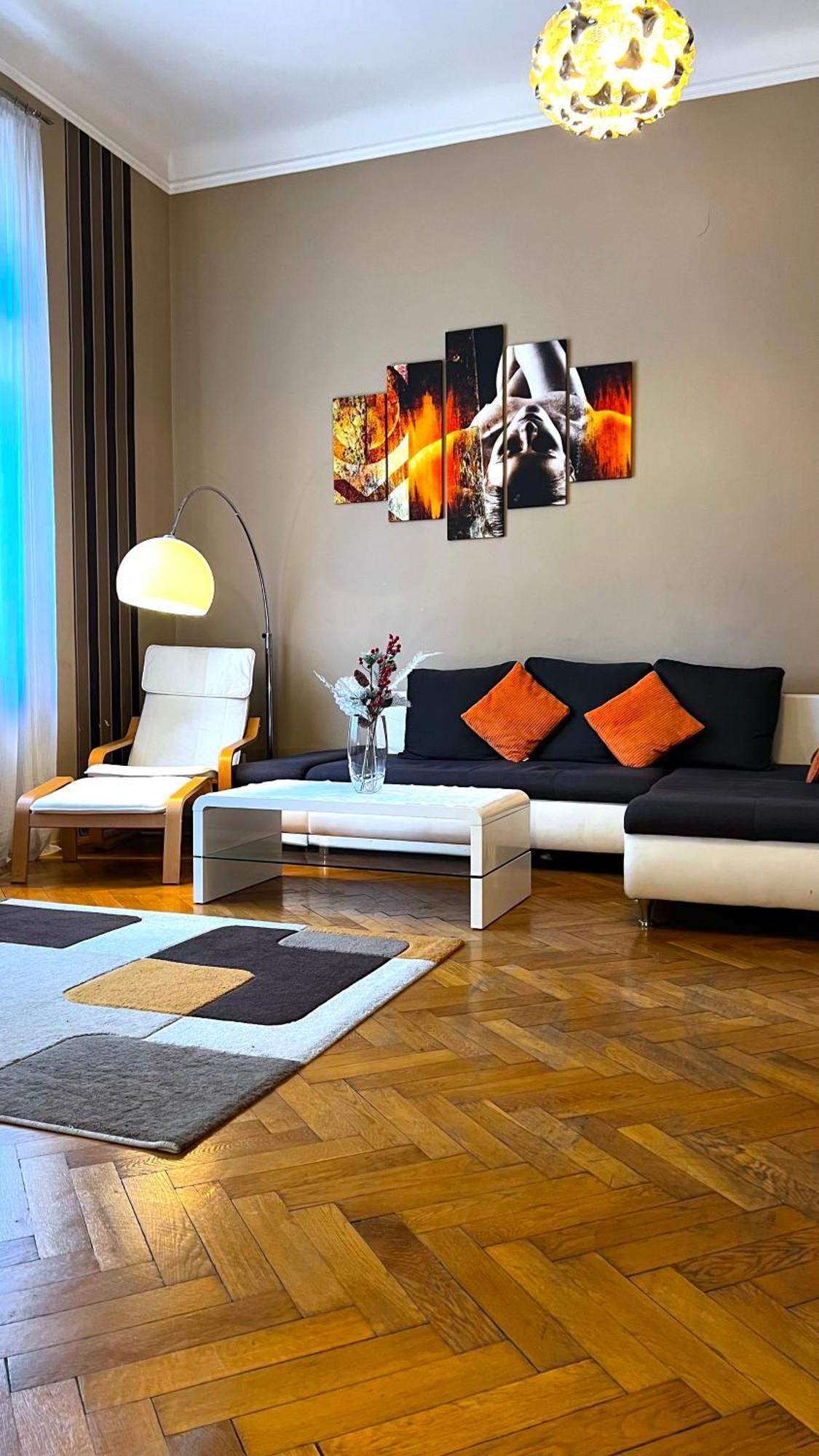 Apartamento A54: Charming In The Ruin Bar District