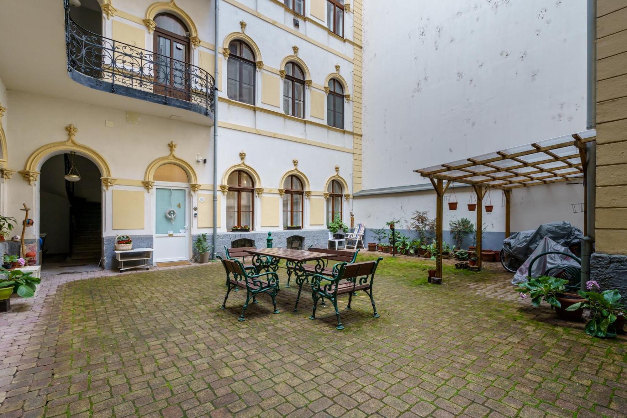 Barka In Downtown Buda Apartament *