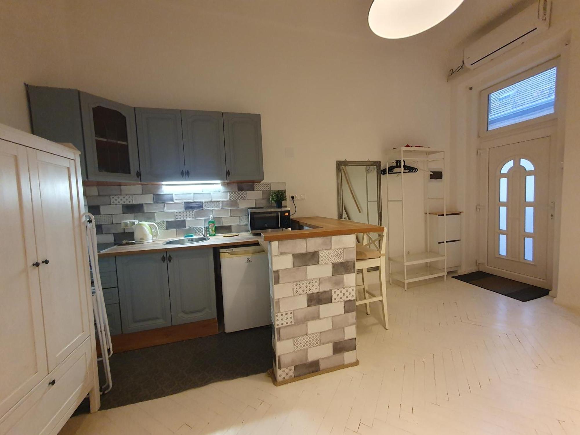 Vintage Near Boulevard With Ac After Renovation