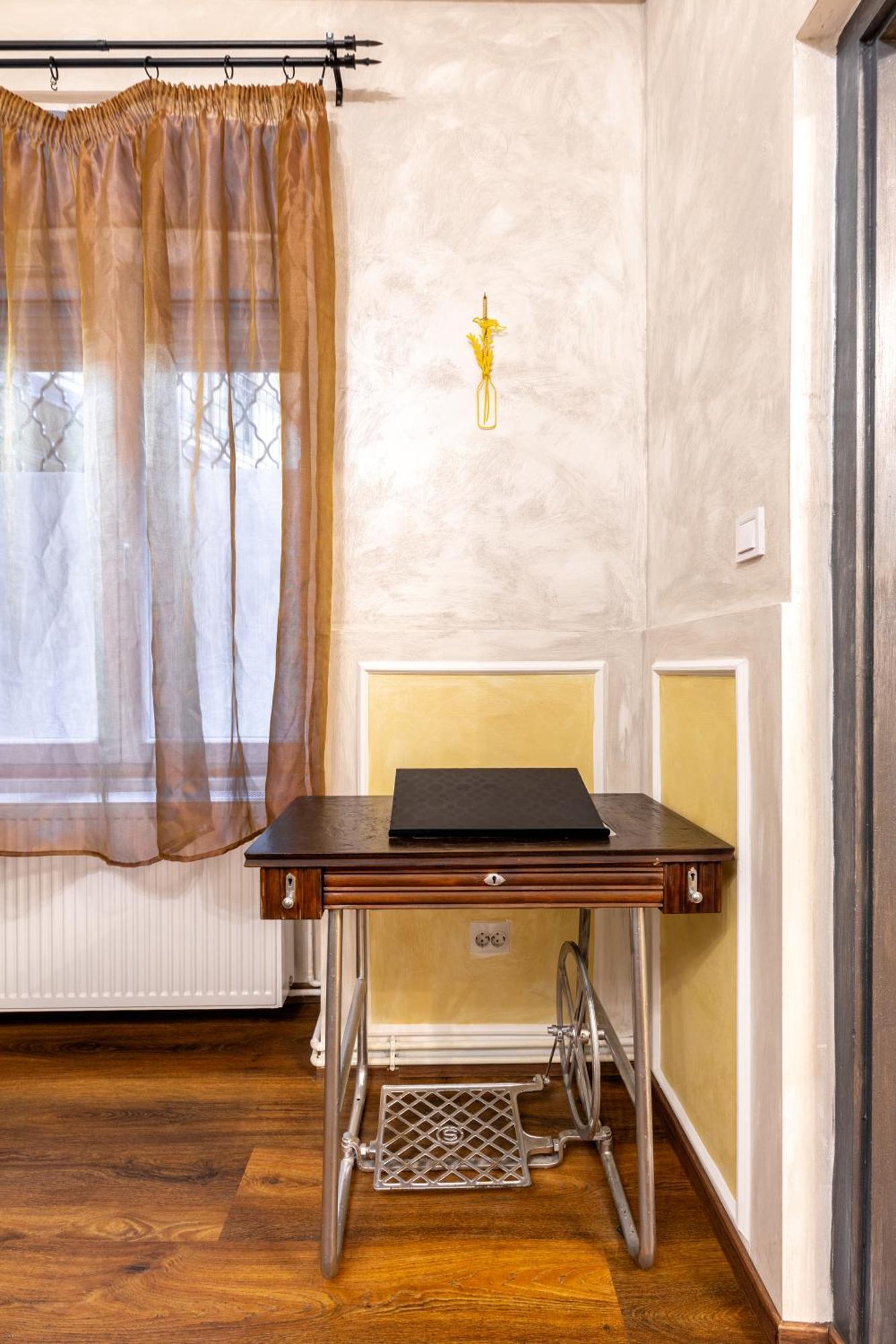 Mari&emi Flat In Corvin Appartement