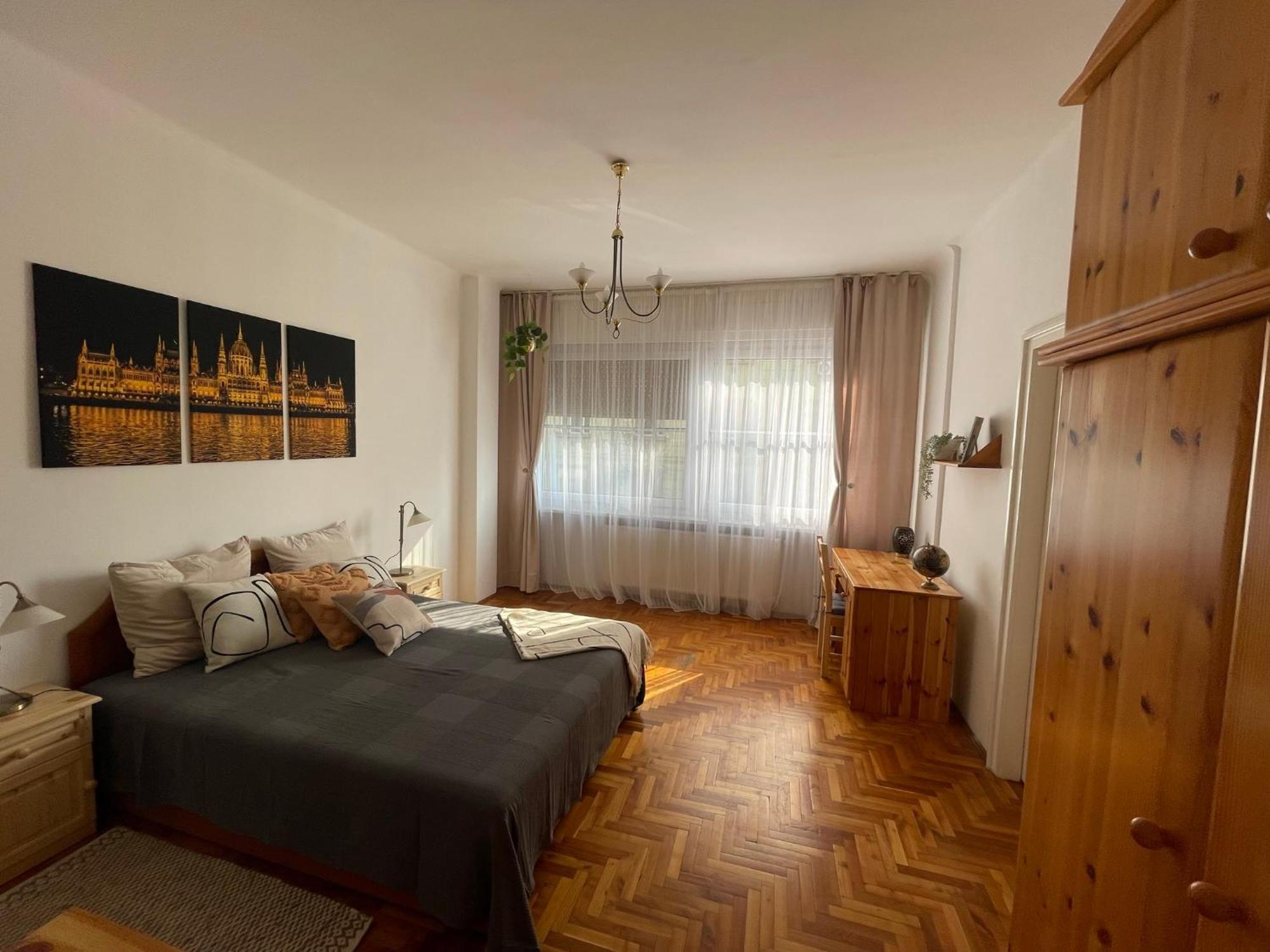 Bright & Spacious Riverside With Balcony Apartamento