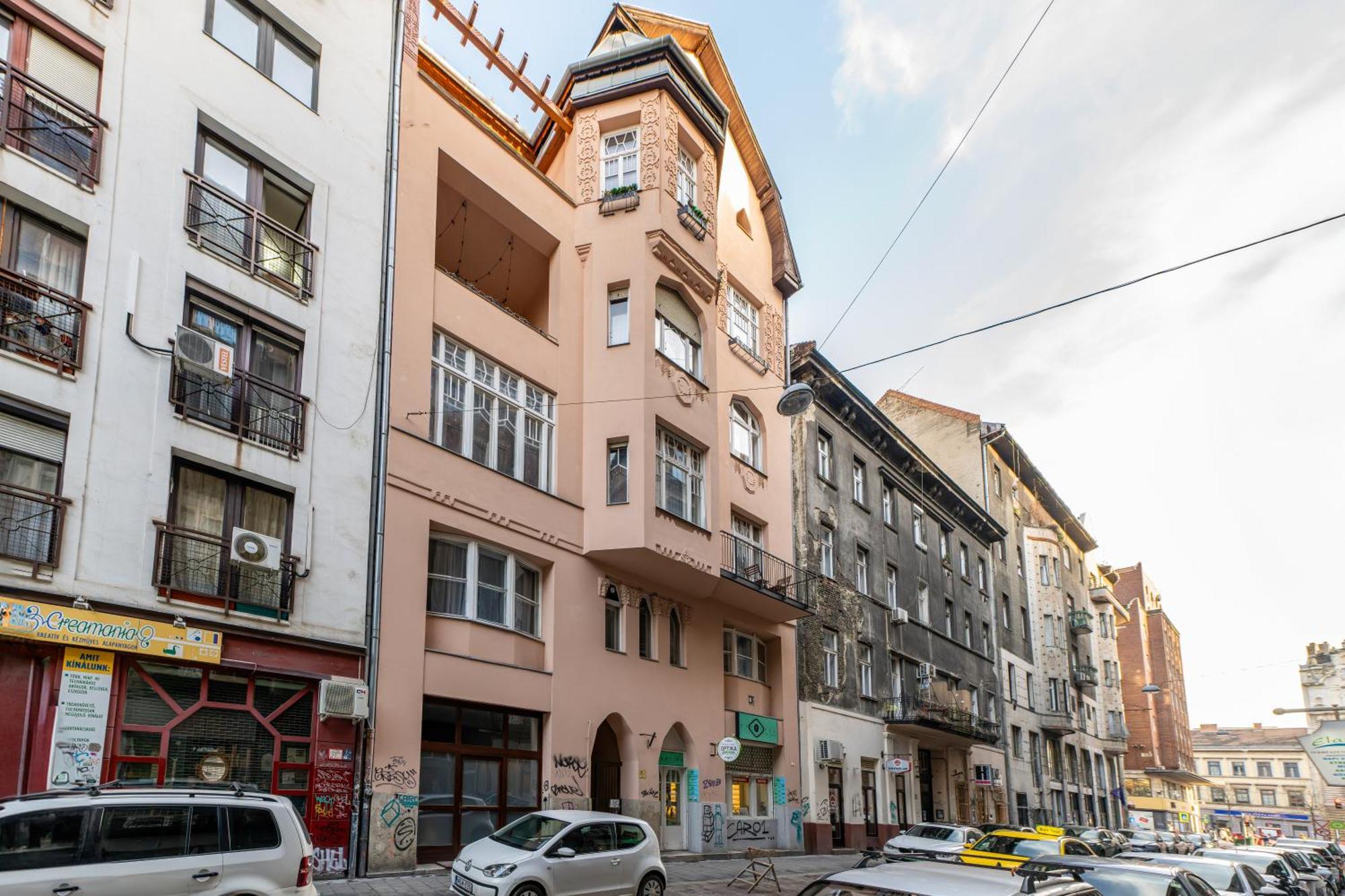 Sip 7 Fancy Near Synagogue *