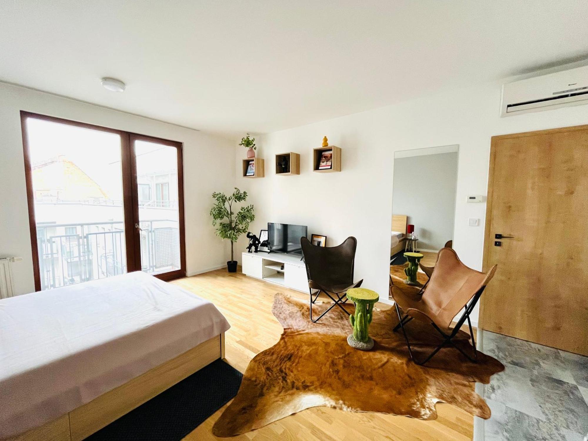 Bp-est Cp Apartment *