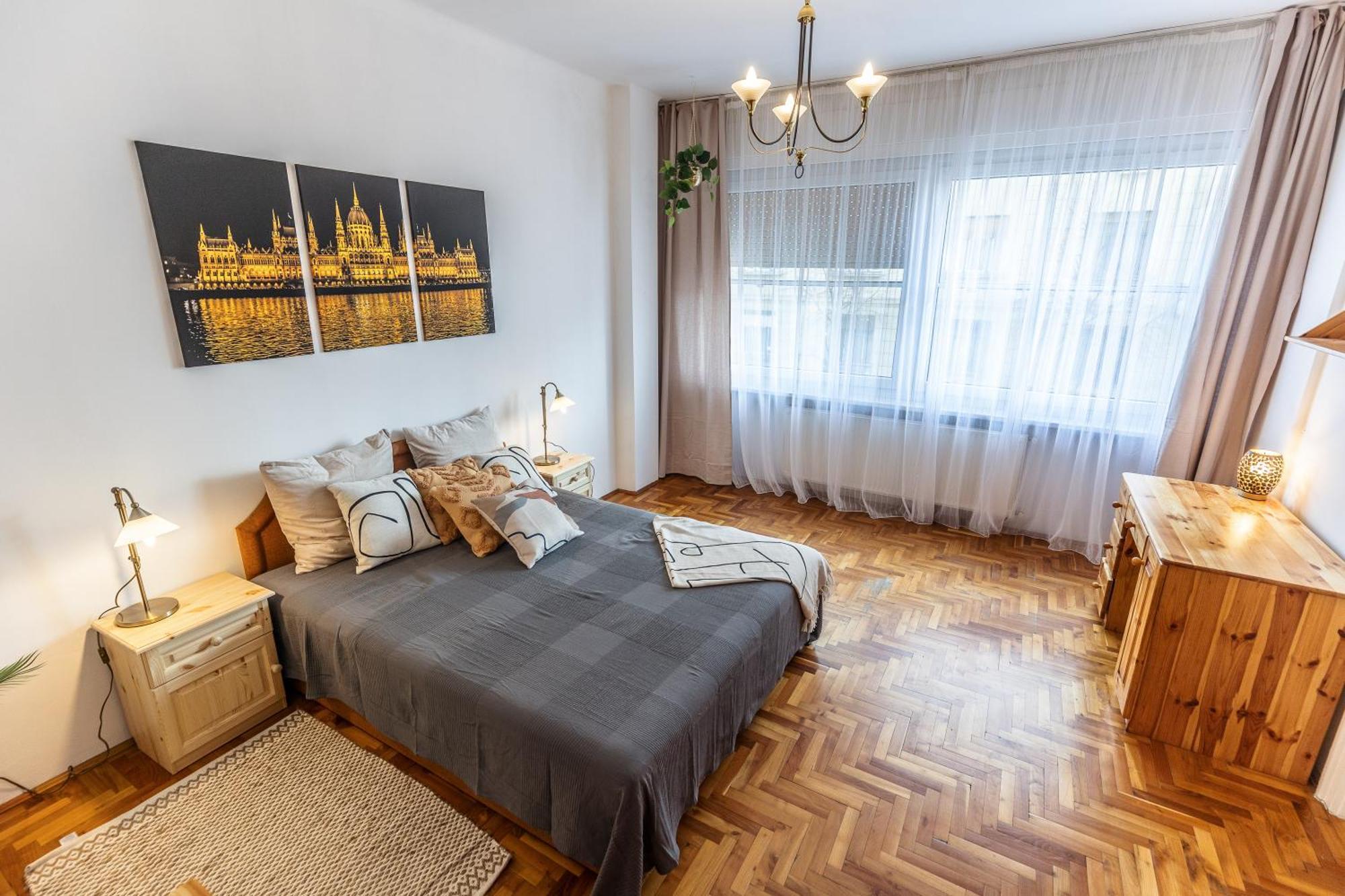 Bright & Spacious Riverside With Balcony Apartmán