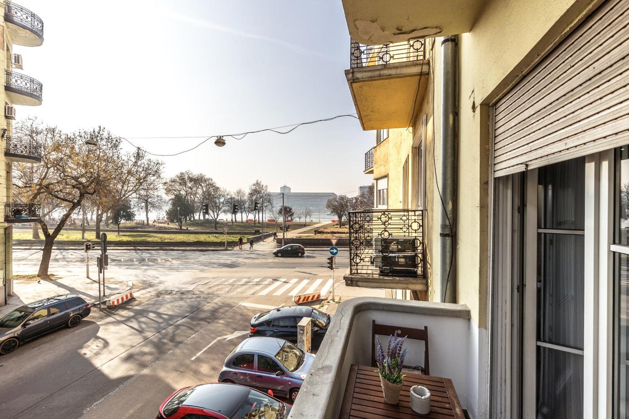 Bright & Spacious Riverside With Balcony Apartmán