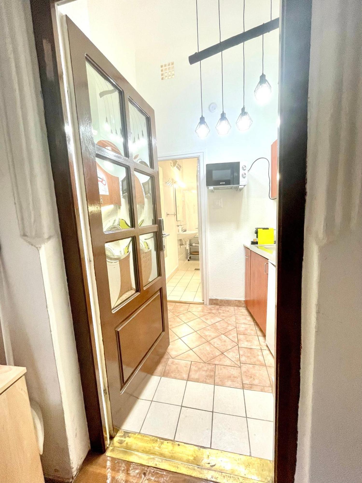Small Cosy Near The Famous Westend Center Boedapest