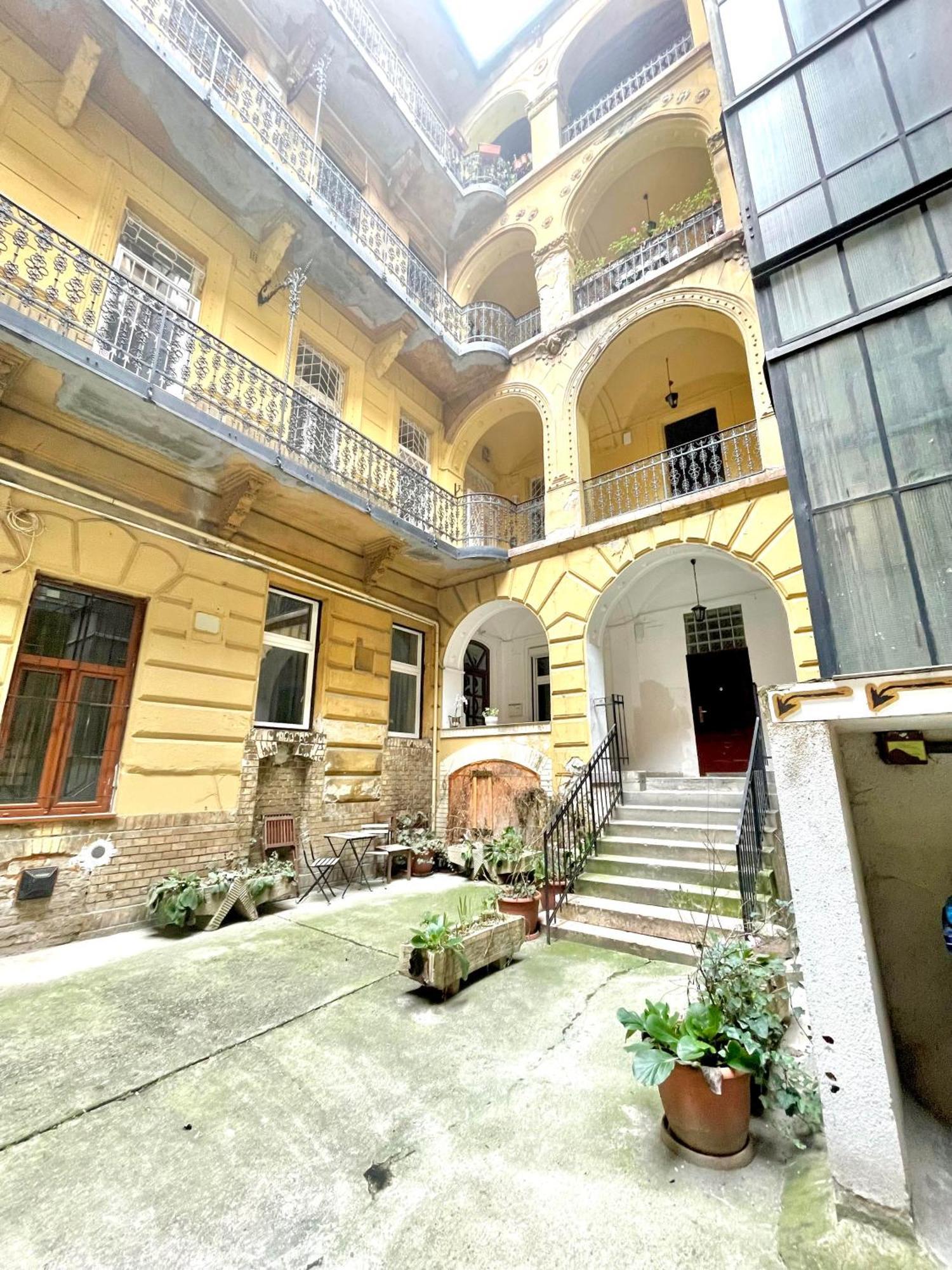 Small Cosy Near The Famous Westend Center