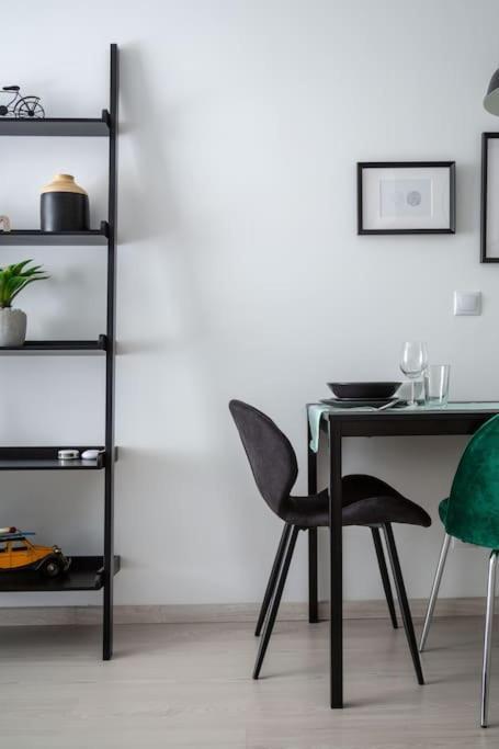 Intimate Ground-floor Hideaway - 011 *