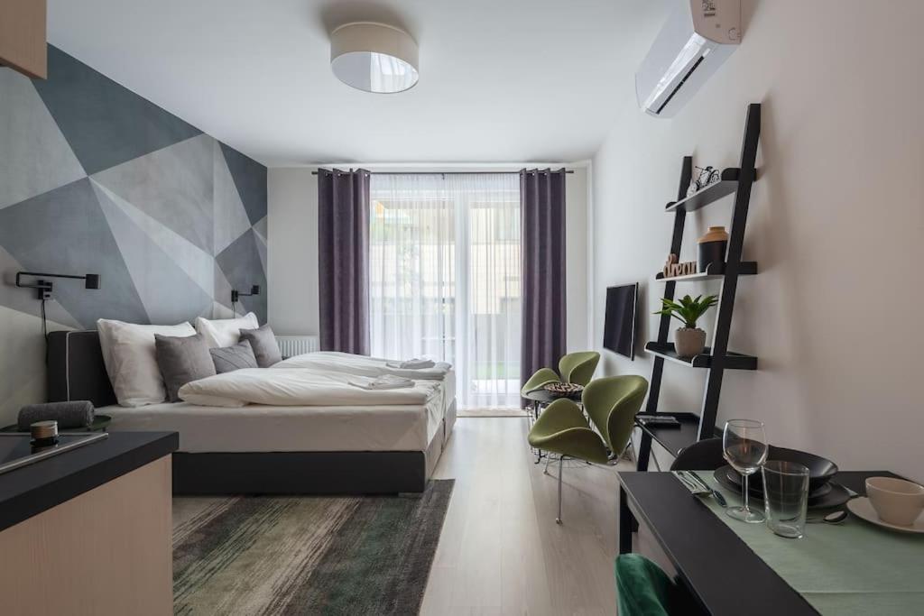 Intimate Ground-floor Hideaway - 011 *