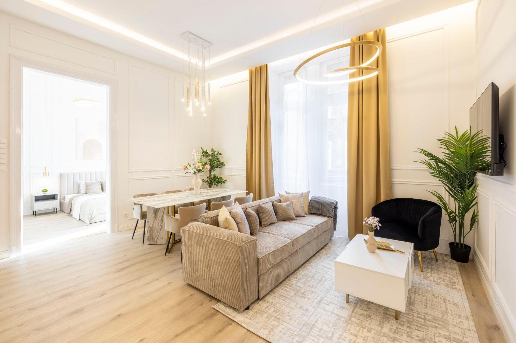 Exclusive & Prestigious W/ Balcony Boedapest