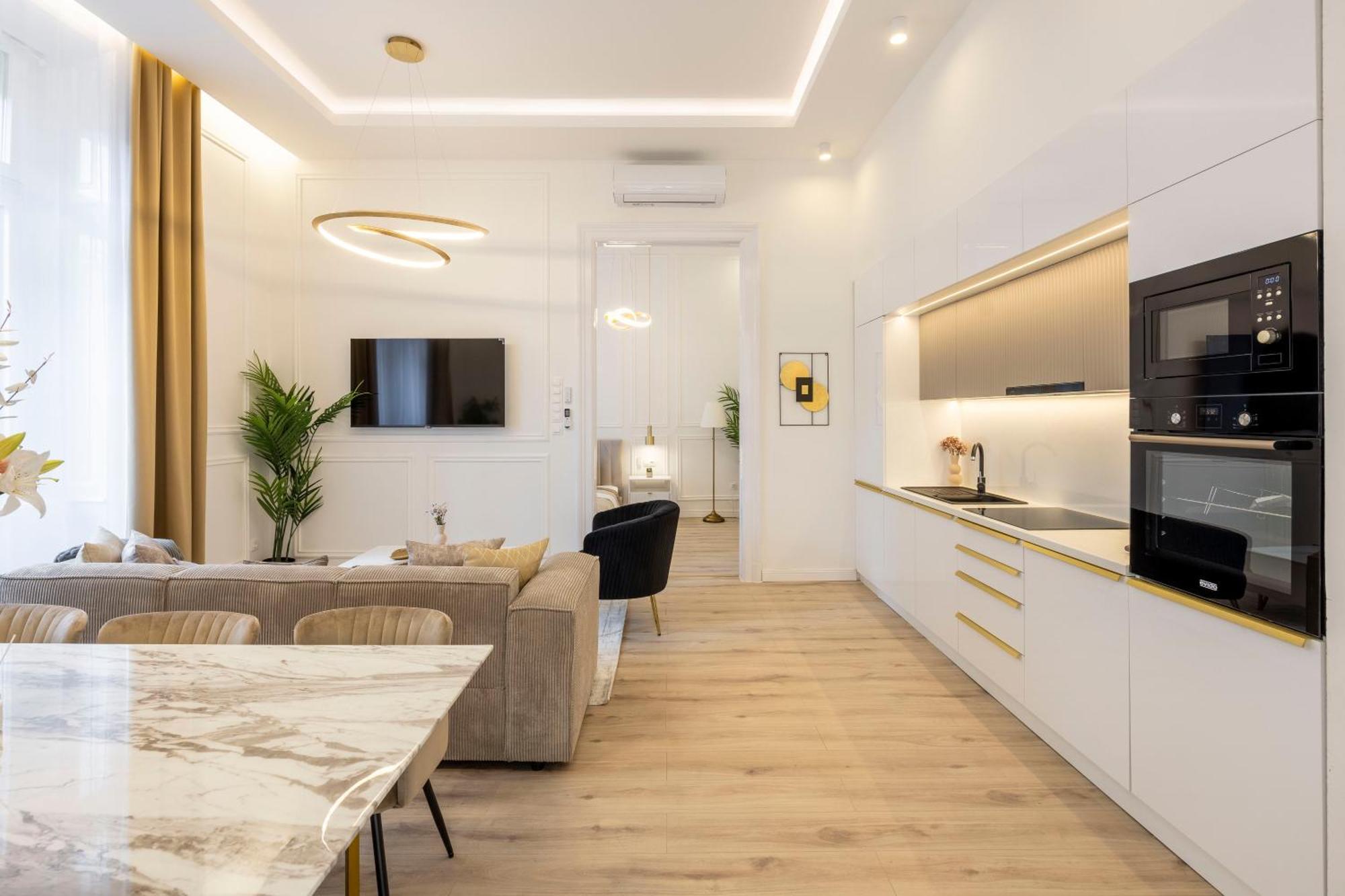 Exclusive & Prestigious W/ Balcony Boedapest