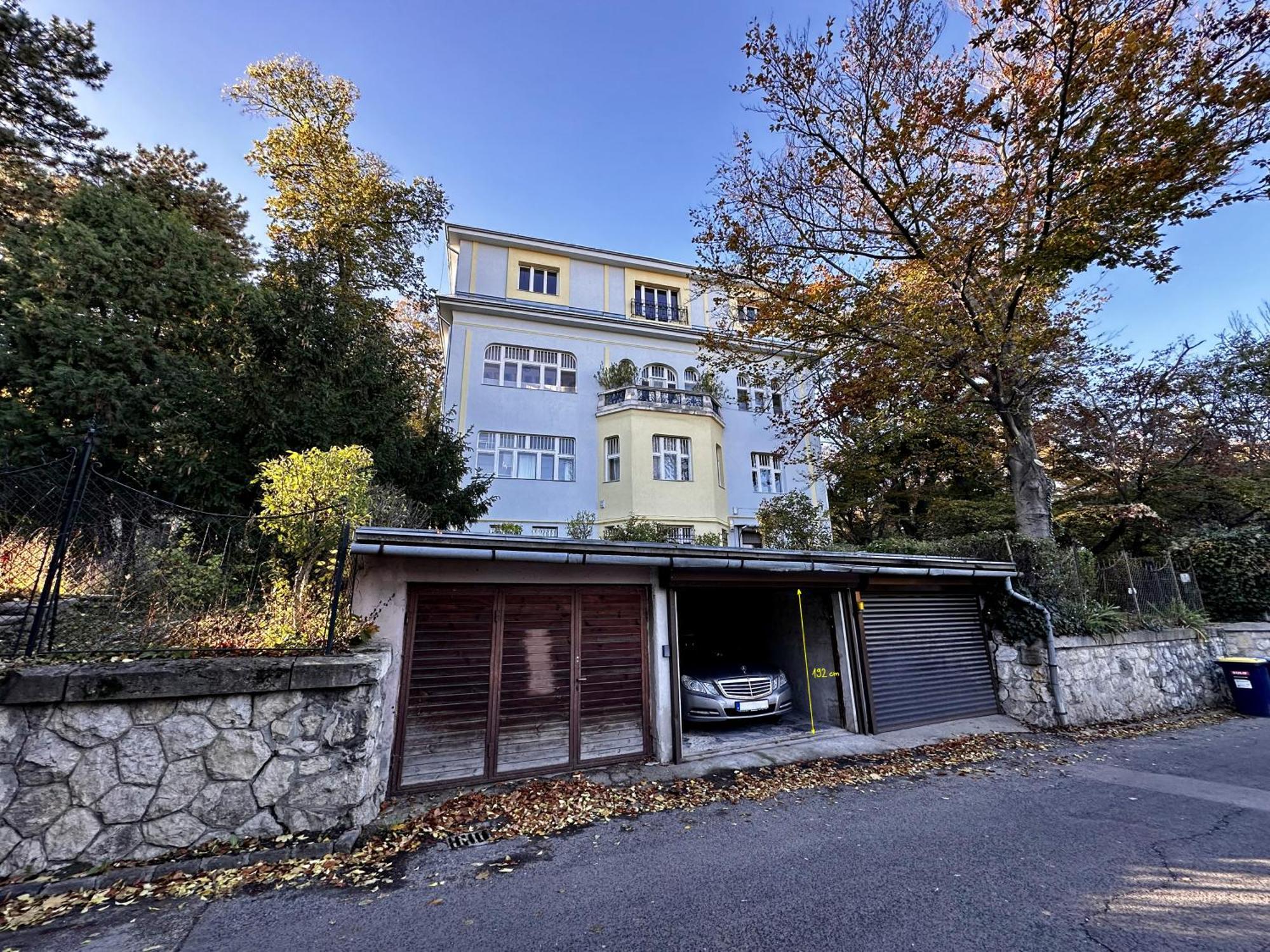 Hillside Luxury With Free Garage Apartmán