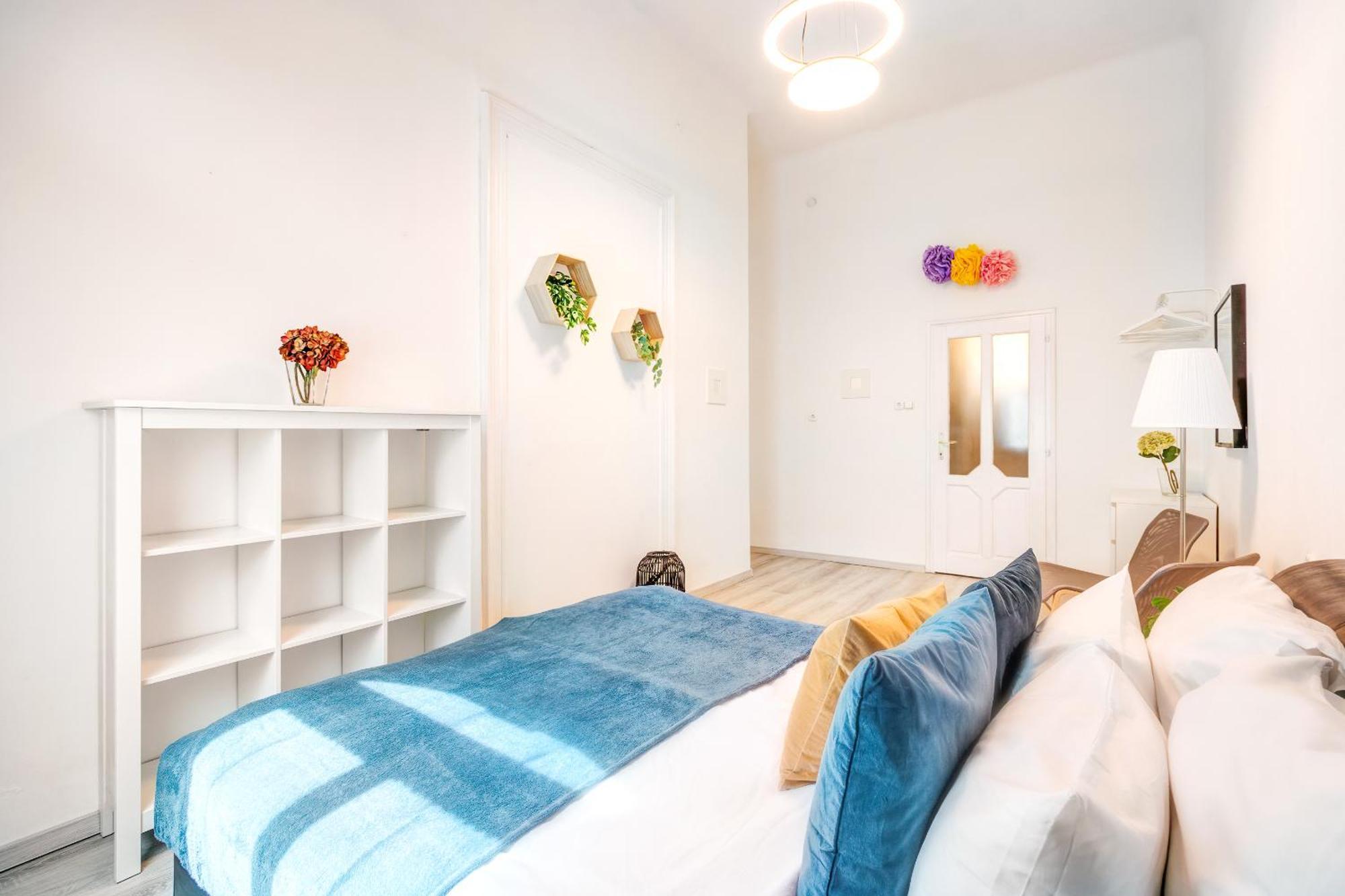 Central And Cozy - In Vivid Neighbourhood