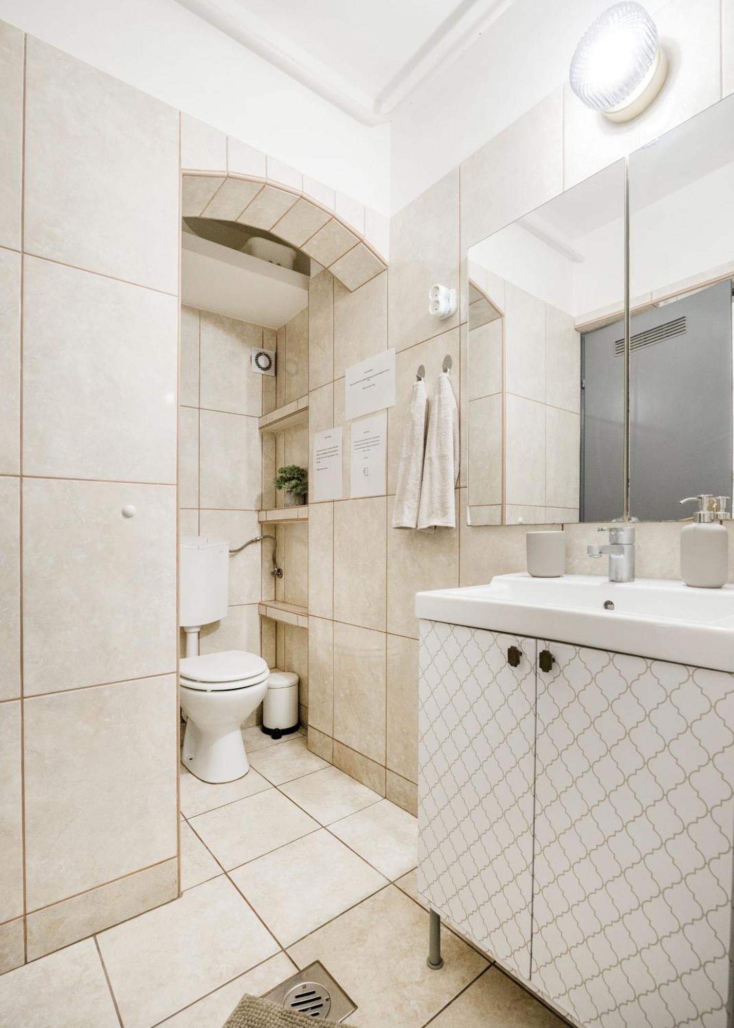 Apartment & Spacious Near Gozsdu Court, Quiet With Ac
