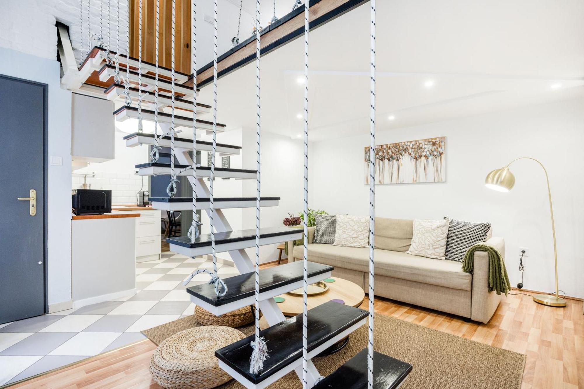 Apartment & Spacious Near Gozsdu Court, Quiet With Ac *