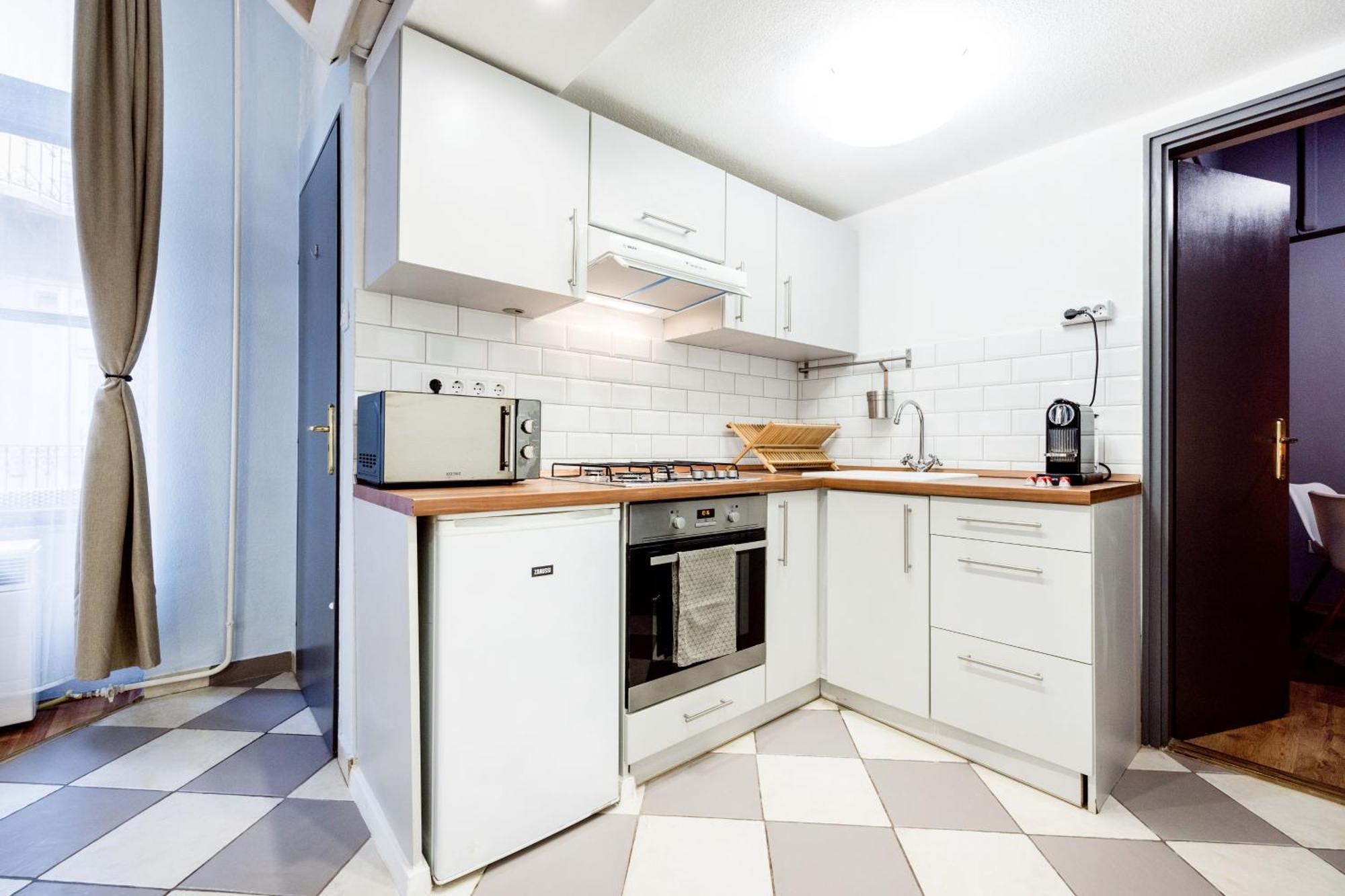 Apartment & Spacious Near Gozsdu Court, Quiet With Ac