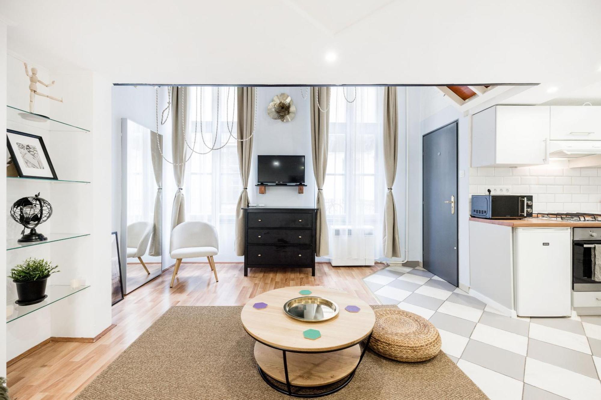 & Spacious Near Gozsdu Court, Quiet With Ac * Budapest