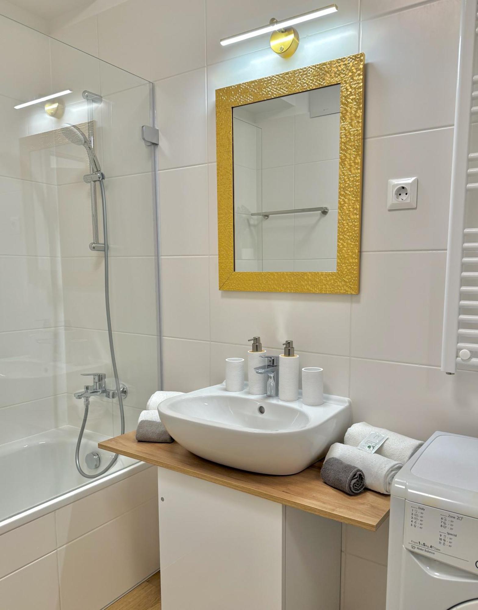 Standard By Hi5-corvin 7 * Budapest