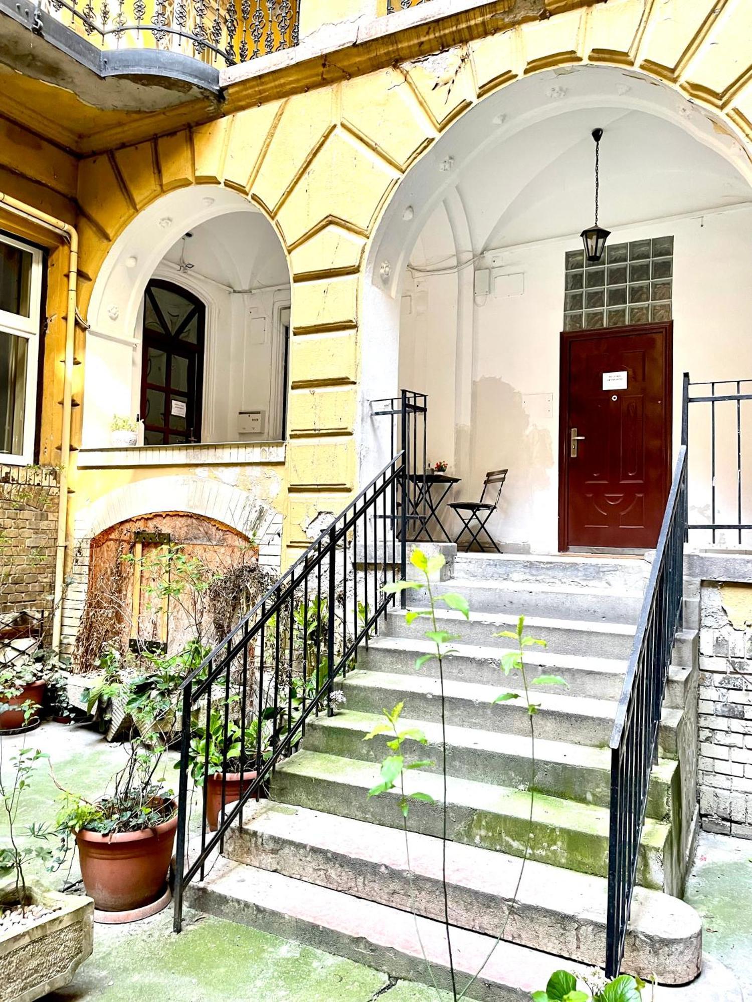 Small Cosy Near The Famous Westend Center *