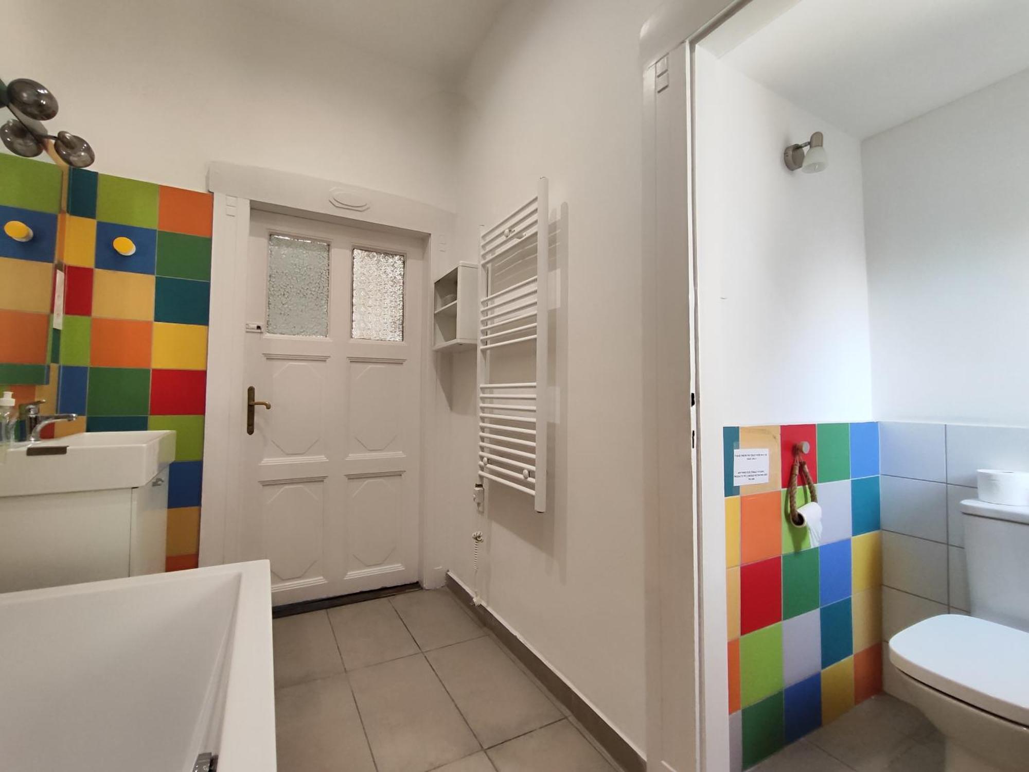 Charmhub Budapest: Your Stylish Sanctuary In The Heart Of The City Gæstehus