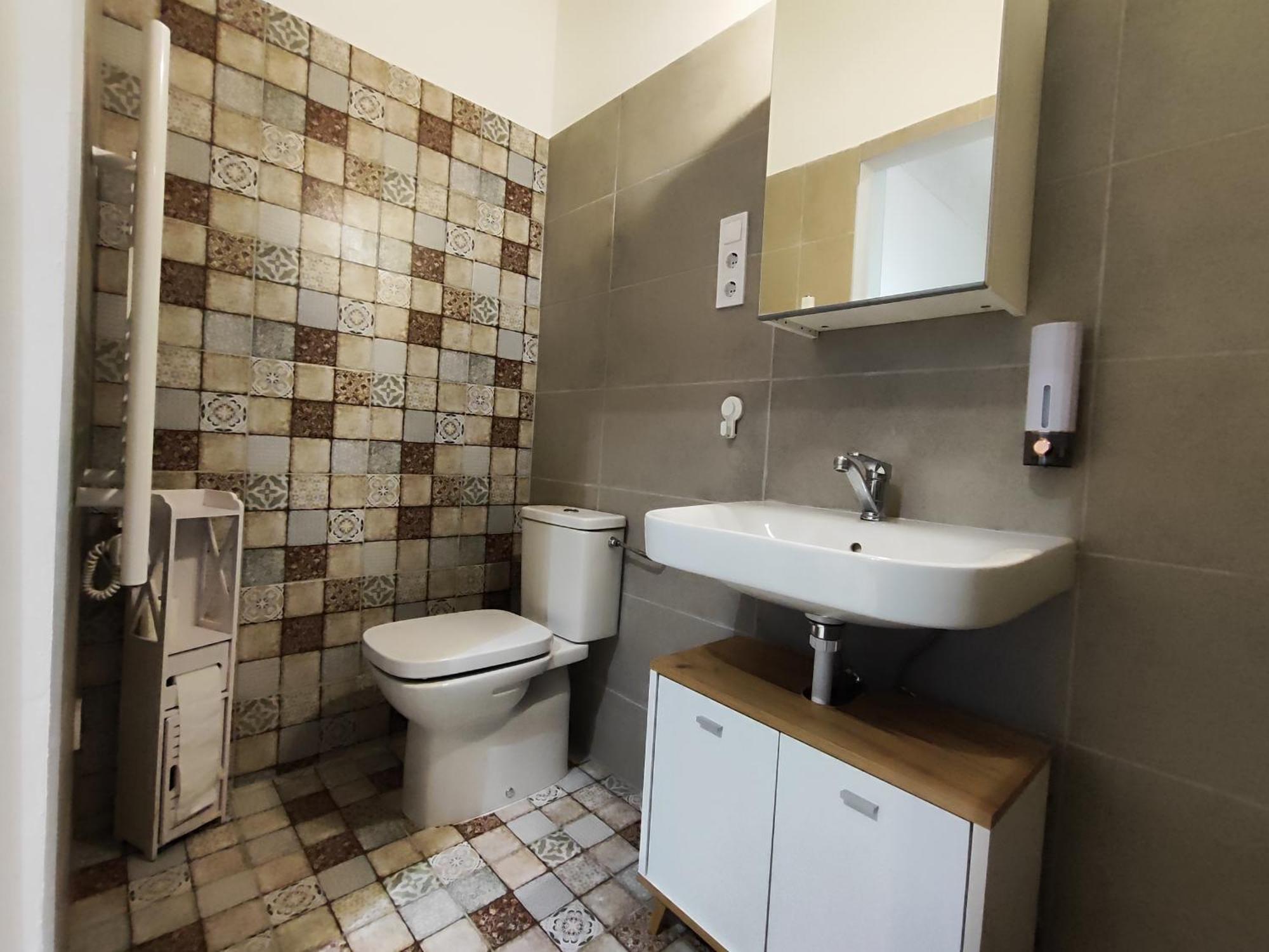 Charmhub Budapest: Your Stylish Sanctuary In The Heart Of The City Gæstehus