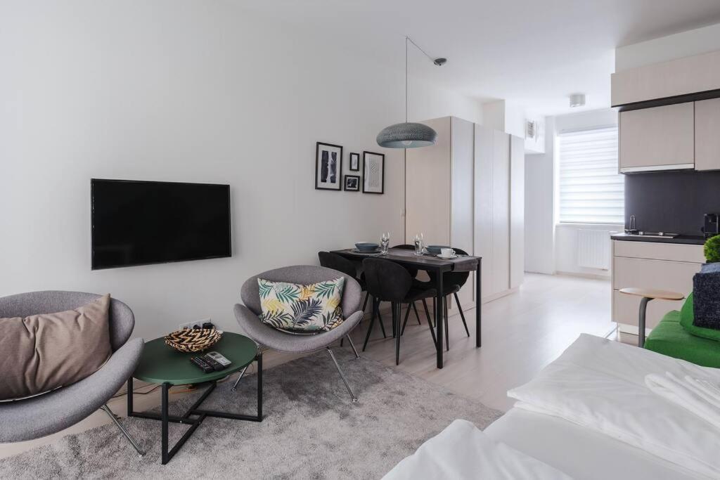 Apartment Private Hideaway On Corvin Promenade - 021 Budapest
