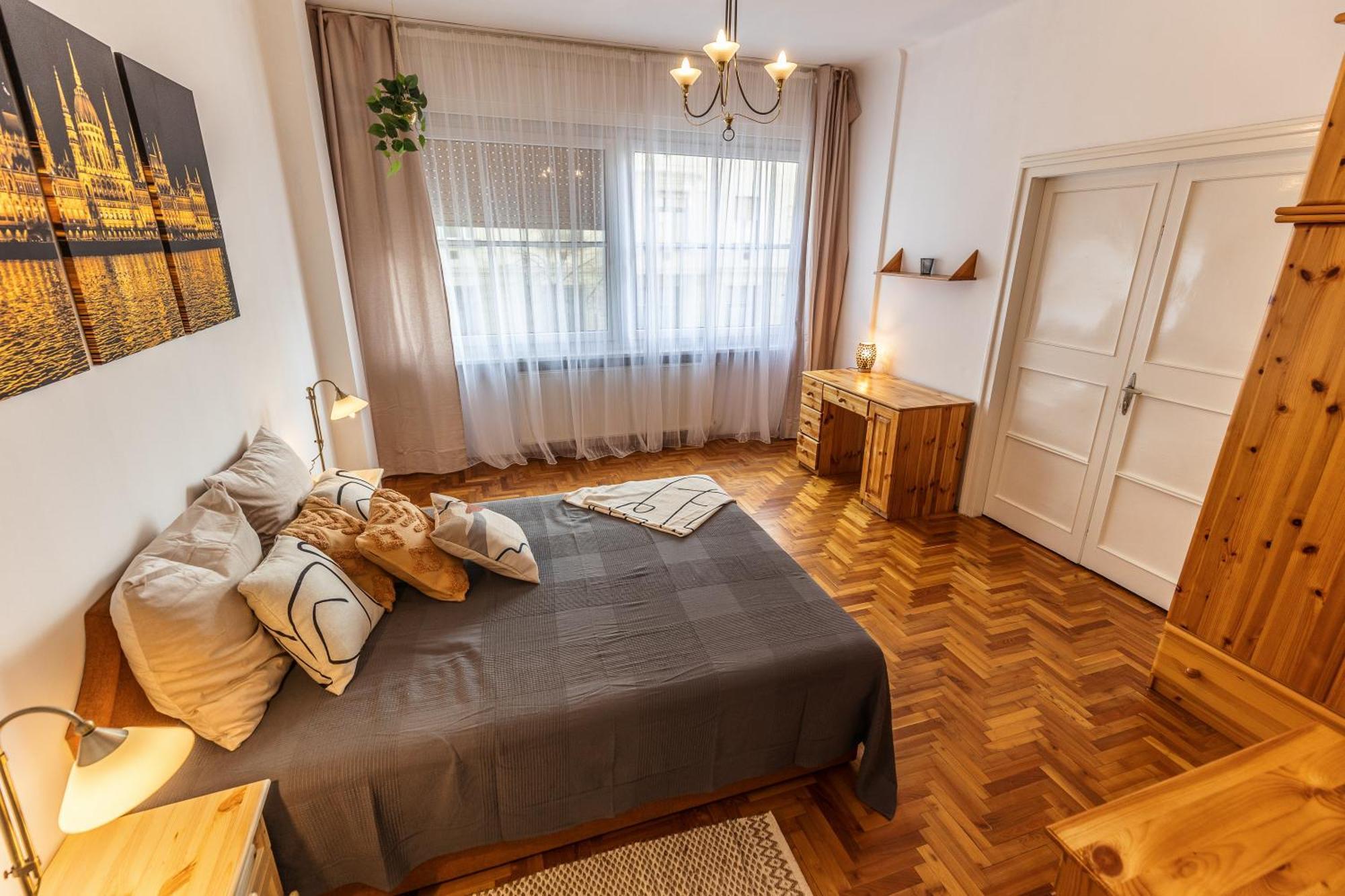Apartmán Bright & Spacious Riverside With Balcony *