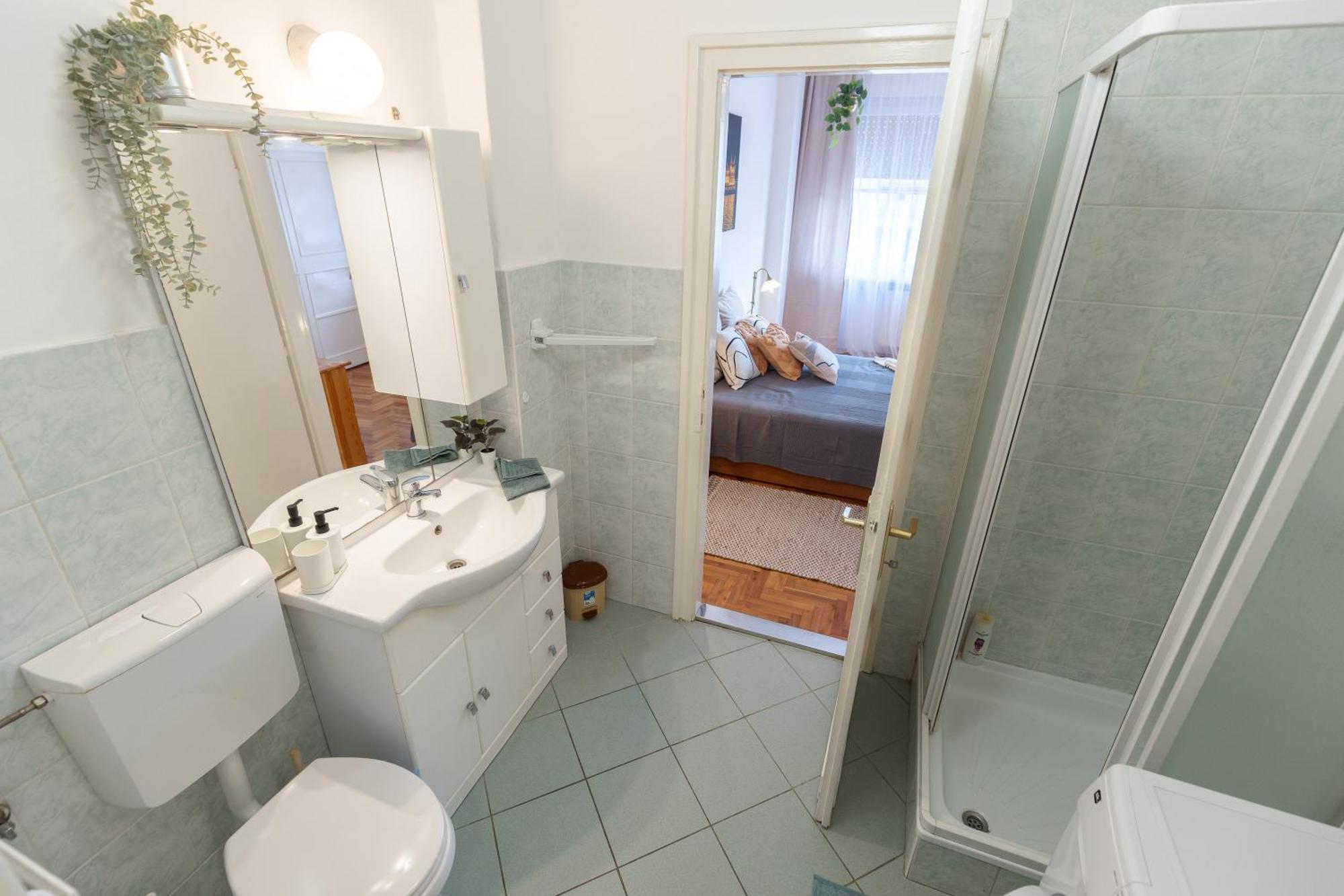 Apartamento Bright & Spacious Riverside With Balcony