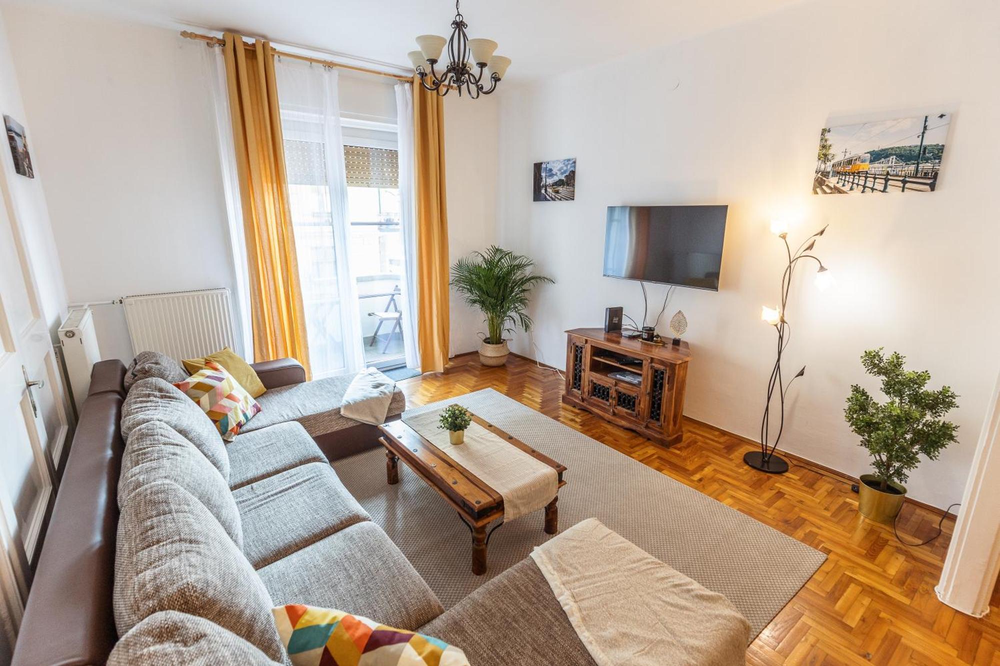 Bright & Spacious Riverside With Balcony Apartment *